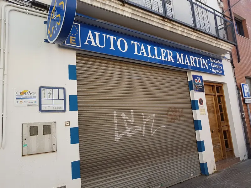 Fachada de Auto Taller Martín en Carrer de Josep Ametller i Viñas, 44, con el rótulo azul y el distintivo AD Technologic Center