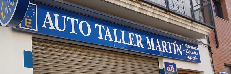 Fachada de Auto Taller Martín en Carrer de Josep Ametller i Viñas, 44, con el rótulo azul y el distintivo AD Technologic Center