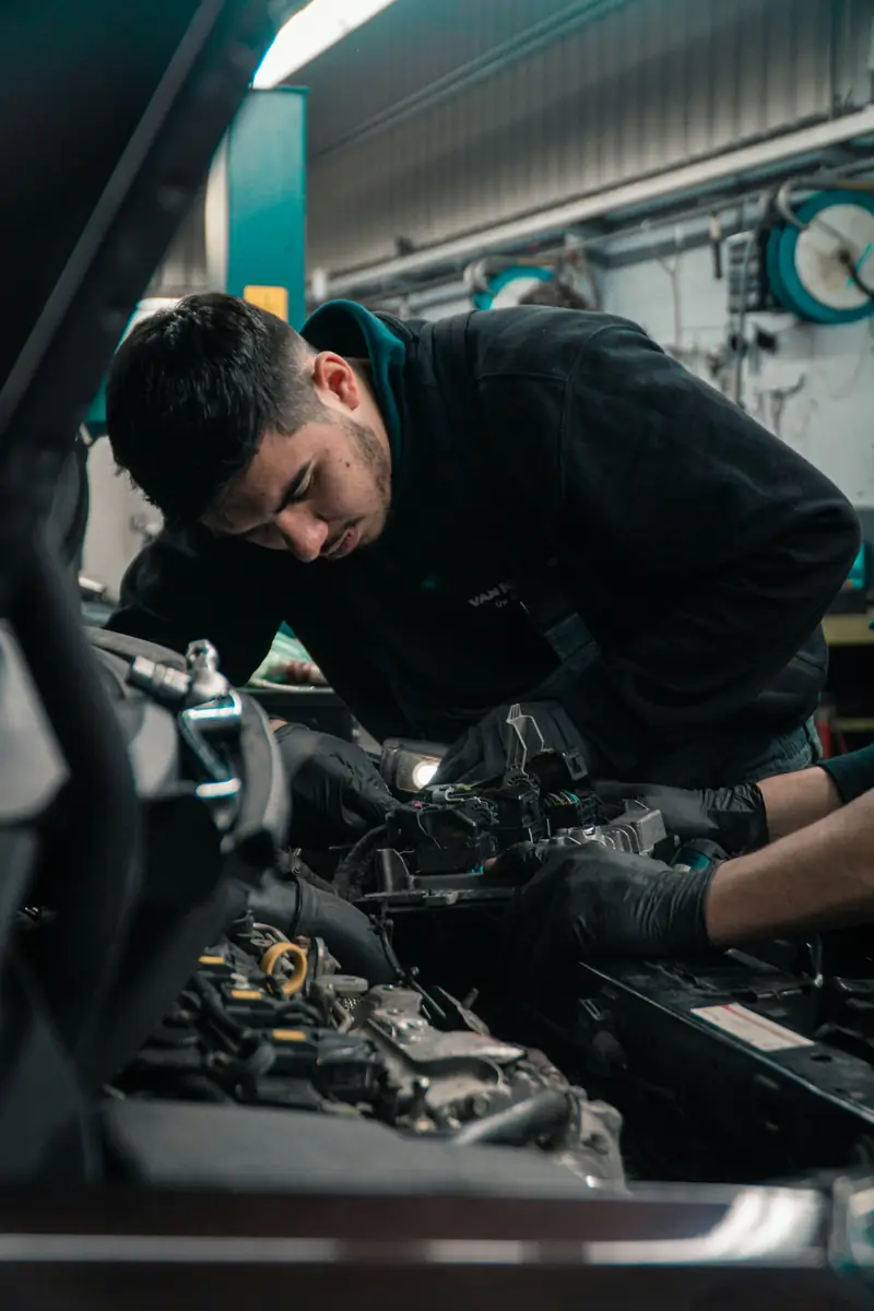 Mecánico trabajando en el motor de un coche